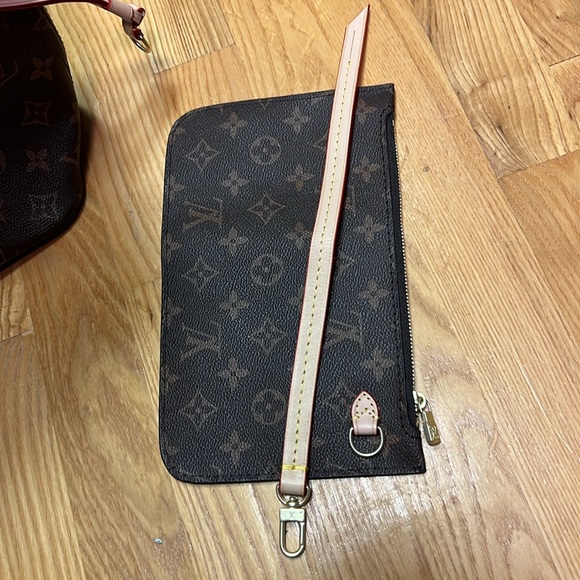 NEW Large Faux Louis Vuitton Hand Bag. With Dust cover and small clutch. - Picture 5 of 6